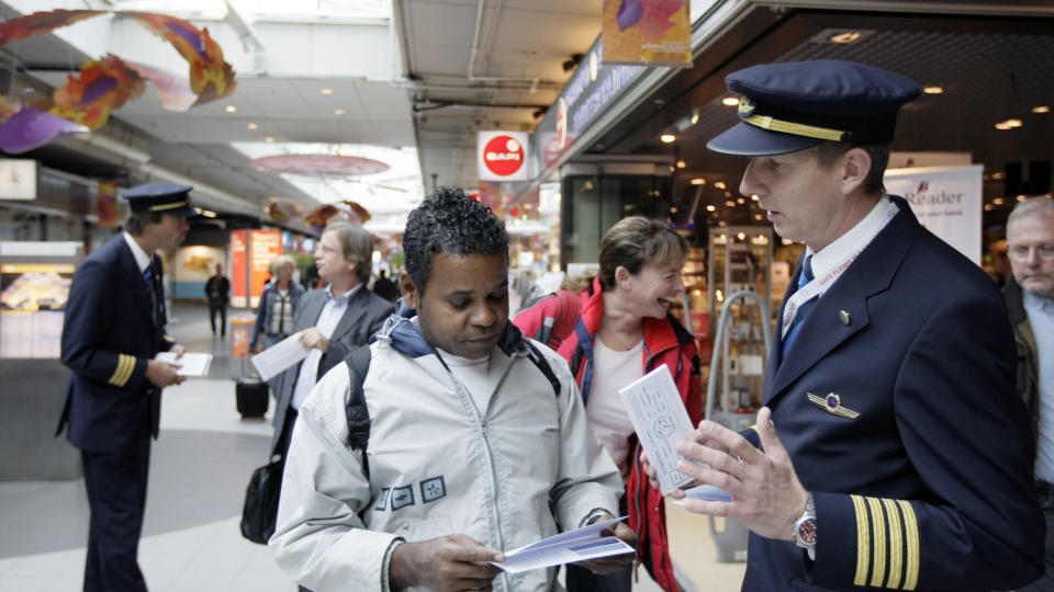 DEAD TIRED: Piloter aksjonerte i dag p� flere flyplasser verden over for � sette fokus p� arbeidsvilk�rene i flybransjen. Foto: AFP PHOTO/SCANPIX