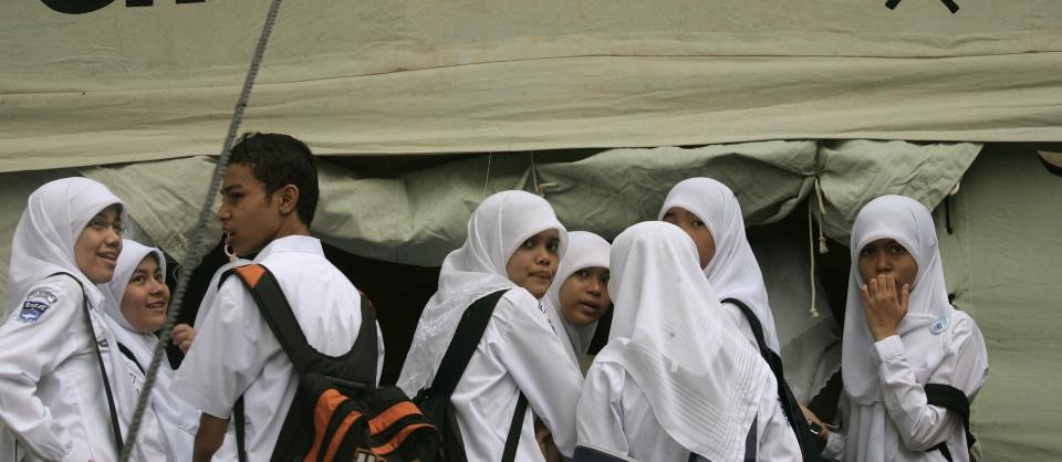TRAUMATISKE: Indonesiere h�per at livene vil g� tilbake til normalt. UNICEF har satt opp telt til de som har mistet sine skoler. Foto: Reuters/Scanpix