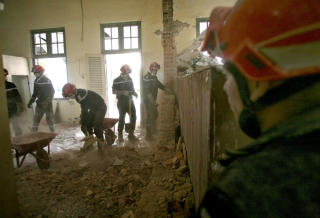 �DELAGT SKOLE: Franske redningsarbeidere rydder ruinene til en skole �delagt av jordskjelvet. Foto: AP Photo/Scanpix
