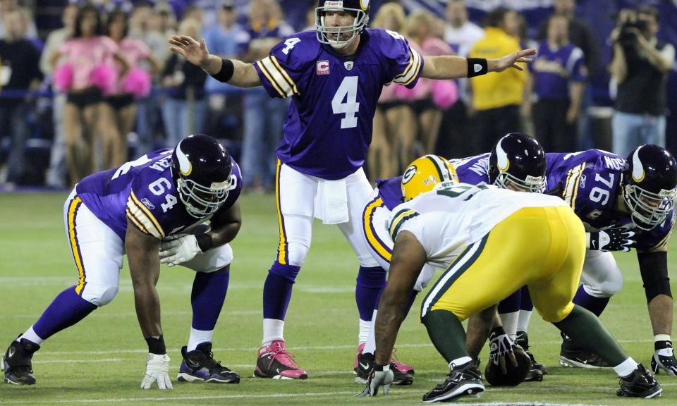 HISTORISK: Minnesota Vikings quarterback Brett Favre (4) under kampen i g�r. Veteranen, som fyller 40 �r i neste uke, er den eneste spilleren som har vunnet over alle de 32 lagene i NFL. Foto: Jim Mone/Scanpix/AP
