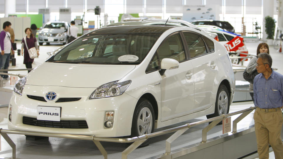 TOYOTA PRIUS: Nye Toyota Prius er en av kandidatene til �rets bil 2010-tittelen. Den popul�re hybridbilen har solgt sv�rt godt siden introduksjonen av den nye modellen. Foto: AP/Shizuo Kambayashi