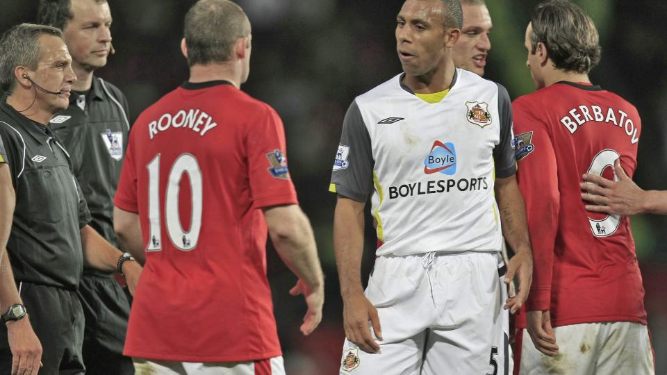 L�P LANGT: Dommer Alan Wiley (til venstre) l�p mer enn de fleste spillerne p� banen da Manchester United m�tte Sunderland. Etter kampen ble han beskyldt av sir Alex Ferguson for � v�re d�rlig trent. Foto: EPA