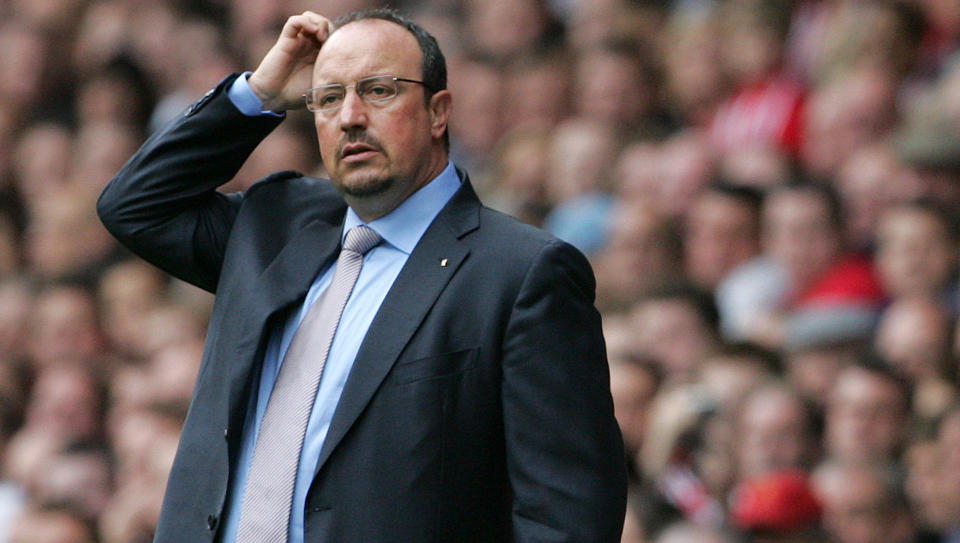 UNDER PRESS: Liverpool har hatt en skuffende start p� sesongen, og manager Rafael Benitez har god grunn til � kl� seg i hodet. Foto: AP