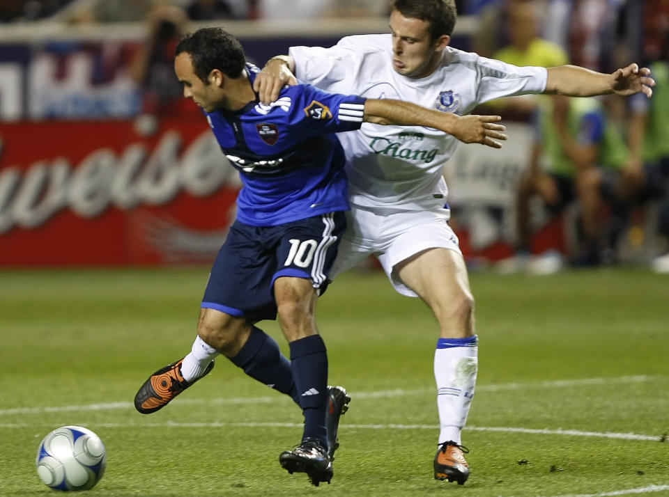 HISTORISK Jose Baxter (t.h.) debuterte p� Evertons A-lag da han var 16 �r og 191 dager. Her i duell med MSL All Star's Landon Donovan i sommer. Foto: George Frey/Scanpix/AP
