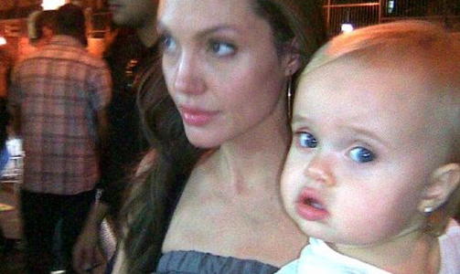 DET SHILOH m�tte mangle av s�skenlikhet med Zahara, tar hun definitivt igjen i forhold til lilles�ster Vivienne (1). Her er Vivienne og tvillingbroren med mamma p� iskrembar i Jordan sist uke. Se bildet av Shiloh som baby under. Foto: STELLA PICTURES