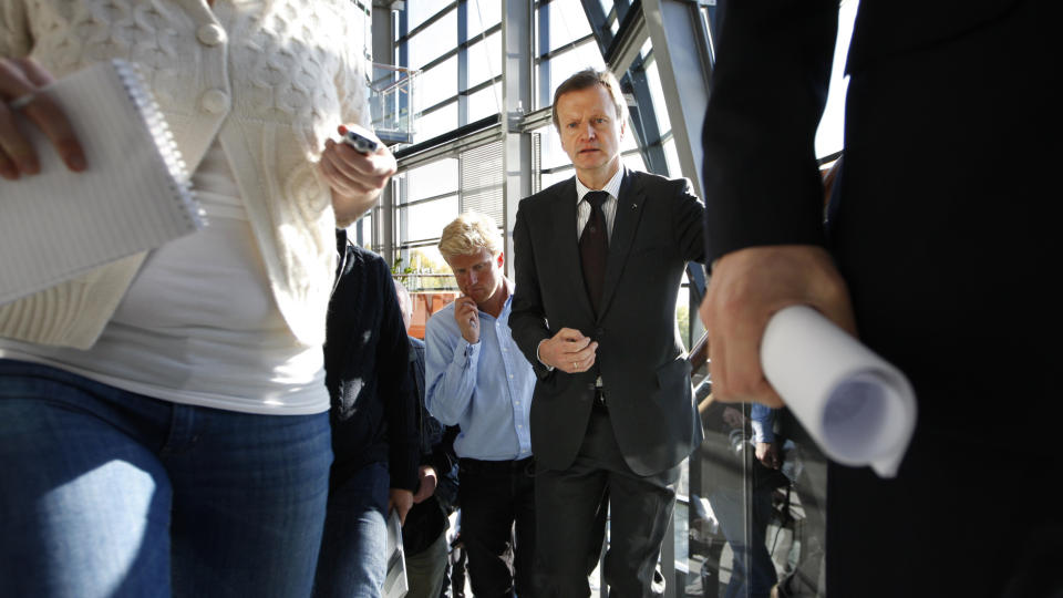 OPTIMISTER:  Konsernsjef i Telenor, Jon Fredrik Baksaas, var tydelig lettet etter at Telenor endelig har funnet en l�sning p� den bitre milliardstriden med sin russiske partner Alfa. Her fra pressekonferansen i g�r. Foto: Scanpix