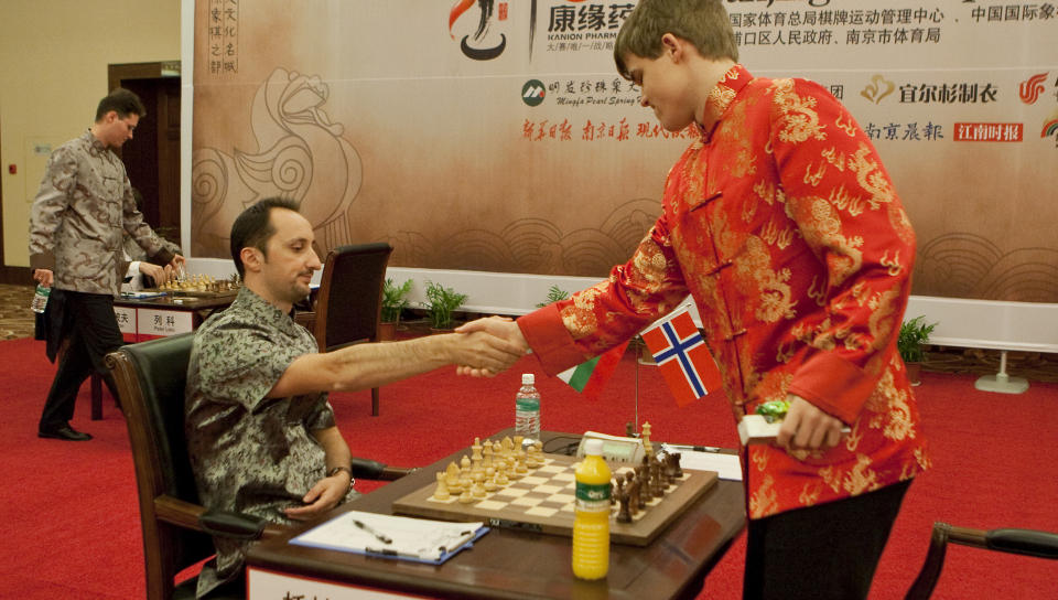 SEIER OG REMIS MOT VERDENSENER: Magnus Carlsen spilte seg inn i verdenseliten med innsatsen mot verdensener Veselin Topalov i Grand Slam-turneringen i sjakk i Kina. Foto: Yufeng, NPSCT / Scanpix