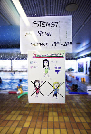 KLARE REGLER: Teppet g�r ned n�r sv�mmejentene til vanlig fyller bassenget i Holmliahallen. Her skal ingen se p� damene. Foto: Nina Hansen