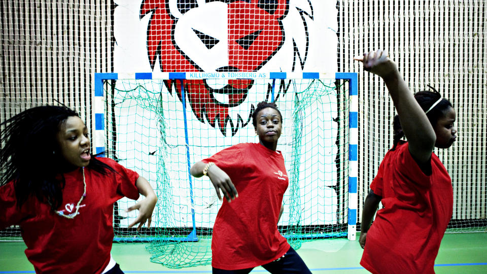 BARE LEDERE: Det skulle v�rt en sal full av ungjenter som danset hip hop. I stedet m�tte lederne Bukky Akinyemi, Wunmi Alaie og Damilola Akineyemi i gruppa Urban Tribe trene for seg selv fordi deltakerne ikke fikk lov til � ha det moro den kvelden. Foto: Nina Hansen