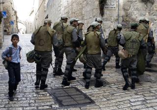 PASSER P�:  Israelsk grensepoliti g�r rundt i Jerusalems gamleby i dag. Den palestinske lederen Saeb Erekat mener n� det er en �ekstremt farlig situasjon i �st-Jerusalem�, melder Haaretz. Foto: Scanpix