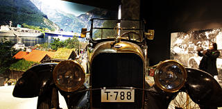 Paige 1919: Motor: 6 sylinder, rekke 55hk. N� flere eiere, deriblant Karl Mjelva. Bilen er kj�pt brukt i Oslo i 1929. Det var 4 stk av den i landet. Paige i Geiranger og denne bilen har deler fra disse. Sannsynligvis er dette den enaste av sitt slag i hele Europa. Bilen ble restaurert i Oslo og frakta tilbake til Geiranger i 1993. Bilen st�r utstilt p� Norsk Fjordsenter.