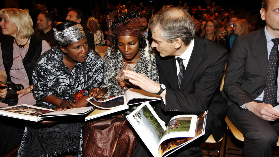 P� LITTERATURHUSET: 
Banyere Nakatche (f.v.), bedre kjent som Mamma Jeanne, Bindu Kahindo, bedre kjent som Jeannette, og utenriksminister Jonas Gahr St�re i samtale under lanseringen av boken Kvinner b�rer halve himmelen. Beretninger om kvinner i Kongo p� Litteraturhuset i dag. Gahr St�re har skrevet forordet til boka der historiene til de to kvinnene blir fortalt. FOTO SCANPIX
