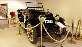 HUDSON 1922:
Motor: 6 sylinder, rekke
N�v�rende eier: Karl Mjelva
Tidligere eiere: Oscar Knivsfl�, Martin Knivsfl�, Ingolf M�ll, Olav M�ll og Peder Knivsfl�
Importert brukt fra USA til Geiranger. Denne bilen ble skrota i 1950. I 1964 ble det som var igjen av bilen og andre Hudsoner samlet sammen og gikk vekk til Jag�rd i Oslo, som etter endt �r fikk samlet sammen nok deler til � f� bilen i kj�rbar stand. N�v�rende eier kj�pte bilen tilbake til Geiranger i 1993. Det var 7-8 Hudson i Geiranger omkring 1925. Hudson var en god bruksbil med stor motor til en rimelig pris.