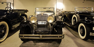Nash 1931: Motor: 8 sylinder, rekke 115 hk.N�v�rende eier: Karl Mjelva
Tidligere eiere: Gamle skysslaget (31 hesteeiere)
Denne bilen ble kj�pt ny til Geiranger i 1931 og ble solgt til USA i 1965. Eier i USA var Mr. Jacobs i Wagontown D.A. Etter Mange �rs s�k, ble den funnet hos datter til Mr. Jacobs. Bilen ble kj�pt tilbake til Geiranger h�sten 2000. Bilen er ikke restaurert, lakken er original og man kan godt se logoen til Geiranger Skysslag p� sidene. Innvendig er bilen ogs� original.