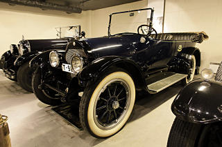CADILLAC TYPE 57: �rsmodel: 1919
Motor: V 8, 80 hk.N�v�rende eier: Karl Mjelva
Tidligere eiere: M�llsbygdlaget og Union Hotel
Forstilling og h�yre forskjerm kommer fra bilen som var p� Union Hotel, med reg. nr. T-986. Resten kommer fra en Cadillac som tilh�rte M�llsbygdlaget. Bilen var ferdig restaurert av Jon Rosenlid i 1998.