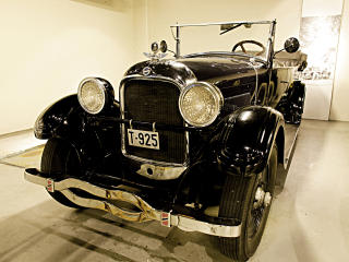 Studebaker 1925:Motor: 6 sylinder, rekke, 75 hk.N�v�rende eier: Karl Mjelva
Tidligere eiere: M�llslaget Oscar Knivsfl�, Martin Kvisfl�, Ingolf M�ll, Olav M�ll og Peder Knivsfl�
Kj�pt litt brukt fra Oslo til Geiranger i 1962. Bilen gikk i skysstrafikk frem til 2. Verdenskrig, og har siden st�tt parkert. Denne bilen ble i 1963 solgt fra Geiranger til B�rd Hole p� Stranda. Bilen har v�rt p� Stranda frem til n�v�rende eier kj�pte bilen tilbake. Bilen har deltatt i forskjellige l�p rundt om i Norge, og bilen er delvis restaurert. N�v�rende eier kj�pte bilen tilbake til Geiranger h�sten 1999.