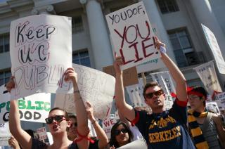 PROTESTERTE: Studentene ved Berkeley protesterte i september mot de �kte studieavgiftene som er en konsekvens av statens �konomiske krise. Foto: REUTERS/Robert Galbraith/Scanpix