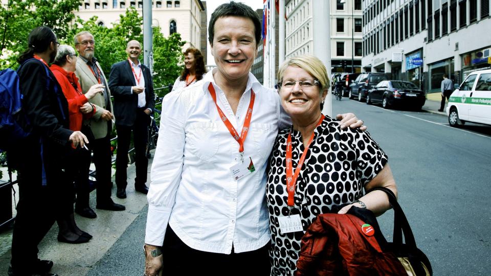 - ENKELT: NTL-leder Turid Lilleheie (til h�yre) mener det er en enkel sak for partene i arbeidslivet � f� p� plass en likel�nnspott. Hun mener regjeringen har LO i ryggen fra vedtaket gjort p� LO-kongressen. Her er sammen med en annen forkjemper for likel�nnspott, FO-leder Randi Reese. Foto: Steinar Buholm