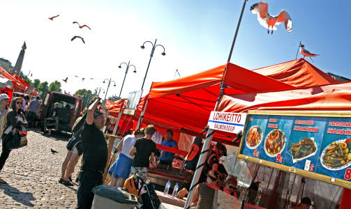 FORHATT: En illsint og fortvilet kar hytter til en angripende m�ke som nettopp har stj�let matens hans p� Salutorget. Byens tusentallige m�ker er en sann pest og plage.