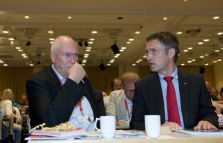 M� PRIORITERE:: Jens Stoltenberg �pnet tidligere i v�r opp for en likel�nnspott, forutsatt at LO-Roar Fl�then og partene i arbeidslivet greier � prioritere hvem av gruppene som skal f� mer og hvem som skal f� mindre. Foto: Scanpix