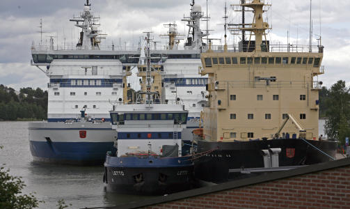 VINTERKRIGERE: Vinteren er langt og hard i Helsinki. Her ligger isbrytere i megaklassen klar til innsats for � holde vannveiene �pne i Finskebukta og �stersj�en.
