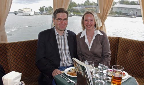 KOSETUR :Ekteparet Anne (51) og Juha Yli-Kivanen (52) koser seg med god mat og godt drikke ombord  p� en av de mange sightseeingb�tene som opererer ut fra Helsinki. Matserveringen er i gourmetklassen.