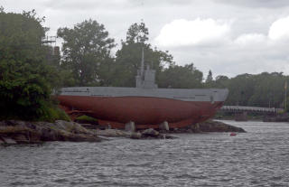 UB�T: Ute p� en av holmene ved gamle Sveaborg dukker denne farkosten opp. Det viser seg � v�re av en av de tre f�rste undervannsb�tene som Finland fikk lov til � skaffe seg, med russernes velsignelse.
