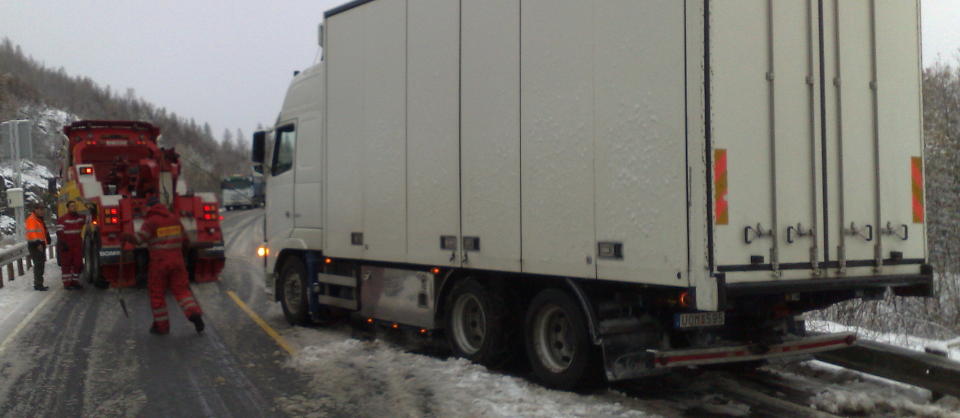 SN�KAOS: Redningsmannskapene m�tte i ettermiddag rykke ut for � berge en trailer som hadde kj�rt ut av veien i V�gslid i Vinje kommune, Telemark. Foto: ARNA VIKANES S�RHEIM