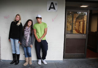 HAR IKKE MOBBET: Disse elevene fra Galterud ungdomsskole i Drammen synes det er slemt at noen har laget hatside p� Facebook om en l�rer p� skolen. Fra venstre: Victoria Fr�yd (15), Sebastian Shams (15) og Erika Yamile R�nning (15). Foto: Hans Arne Vedlog