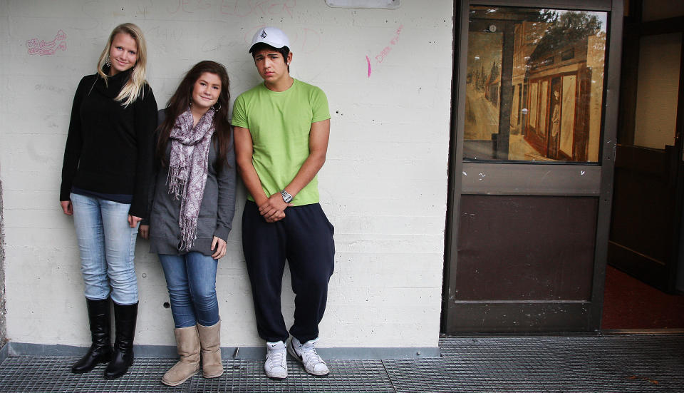 HAR IKKE MOBBET: Disse elevene fra Galterud ungdomsskole i Drammen synes det er slemt at noen har laget hatside p� Facebook om en l�rer p� skolen. Fra venstre: Victoria Fr�yd (15), Sebastian Shams (15) og Erika Yamile R�nning (15). Foto: Hans Arne Vedlog