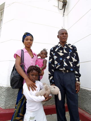 KREVDE MILLIONERSTATNING: Enka etter avd�de Abedi Kasongo, Bibiche Kasongo, fulgte rettsaken i milit�rdomstolen i Kisangani.   Foto: TORGEIR KROKFJORD
