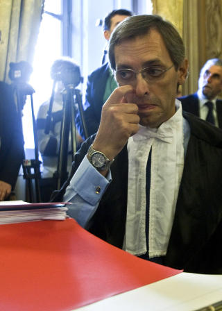KAN OPPHEVE AMNESTIET: Den italienske Grunnlovsdomstolen startet i dag granskningen om den omstridt loven som gir landets �verste ledere fritak fra all strafferettslig forf�lgelse. Bildet viser Berlusconis advokat Niccol� Ghedini under dagens h�ring. Foto: AP PHOTO/SCANPIX