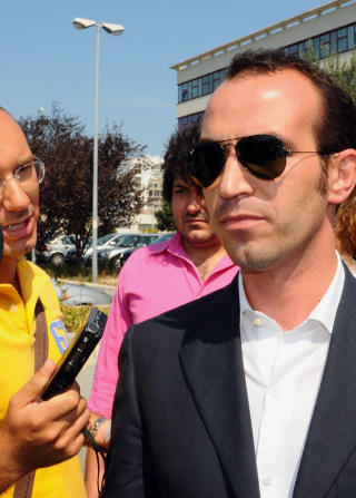 PARTYFIKSER SATT I ARREST: Forretningsmannen og Berlusconis partyfikser Gianpaolo Tarantini ble i slutten av september satt i husarrest i sitt hjem i Bari, s�r i Italia. Tarantini skal ha betalt rundt 30 kvinner for � tilby seksuelle tjenester. Han er fra f�r av under etterforskning for korrupsjon. Foto: AP PHOTO/SCANPIX