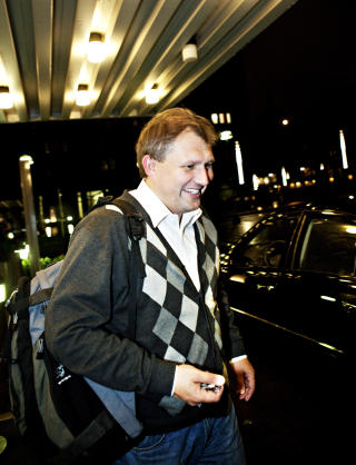 SP-SMIL:  Olje- og energiminister Terje Riis-Johansen var blid da han forlot Regjeringskvartalet i natt etter enigheten om nye Soria Moria. Foto: NINA HANSEN.