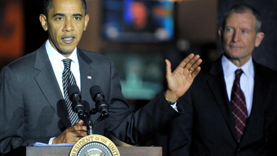  IKKE SLUTT I AFGHANISTAN:  USAs president Barack Obama gjorde det klart i Kongressen i g�r at det ikke er aktuelt � redusere den milit�re innsatsen i Afghanistan.  Her p� bes�k tidligere p� dagen i antiterrorsenteret i MacLean, Virginia sammen med den amerikanske etterretningssjefen Dennis Bliar. Foto: RON SACHS, EPA/SCANPIX.