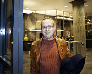 SV-SMIL: Undervisningsminister B�rd Vegard Solhjell var ogs� i godt hum�r da han dro hjem i natt med en ny regjeringsplattform klar. Foto: NINA HANSEN.