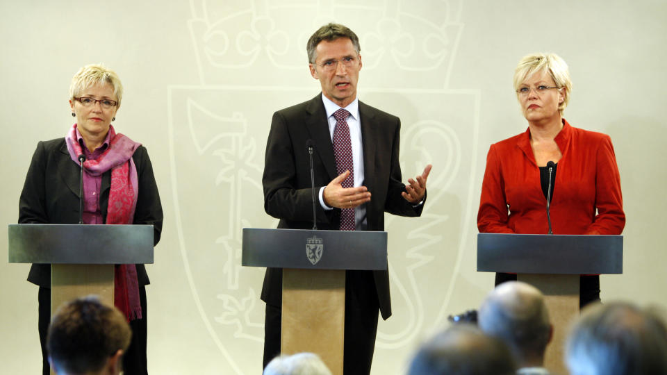 FORHANDLET FERDIG: Sp-leder Liv Signe Navarsete (t.v.), Ap-leder Jens Stoltenberg og SV-leder Kristin Halvorsen har sittet sammen siden like etter valget. N� er de enige om en ny regjeringsplattform. Foto: Erlend Aas / Scanpix
