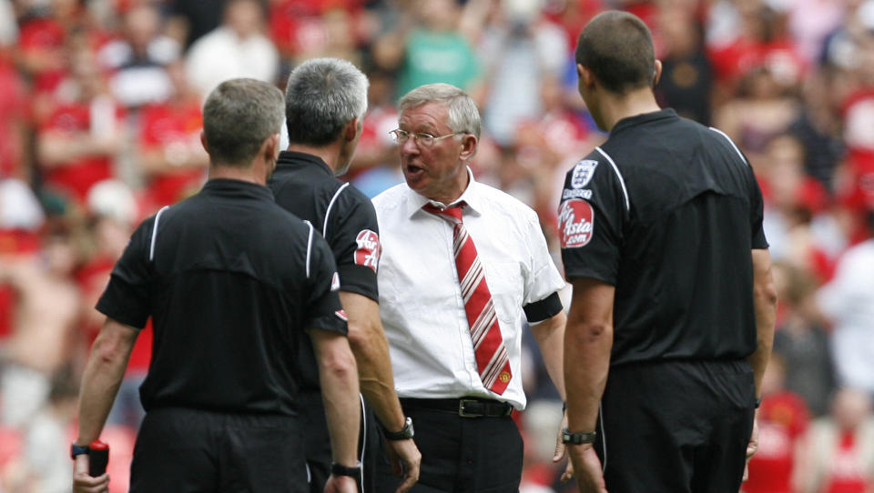 I KAMP MED DOMMERNE: Manchester United-manager Alex Ferguson har hisset p� seg den britiske dommerstanden. N� vil dommeforeningen ha nye og sterkere sanksjoner mot Ferguson. Foto: SCANPIX/AFP/IAN KINGTON