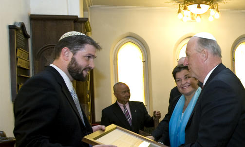 MEN OGS� VANSKELIG: - Det kan v�re vanskelig � komme inn i et homogent samfunn som �nsker � forst� andre, men som ikke klarer det helt enda, sier rabbiner Joav Melchior. Her m�ter han kong Harald p� bes�k i synagogen i juni i �r.
Foto: Bj�rn Sigurds�n / SCANPIX .
