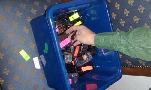 M�TTE LEGGE FRA SEG MOBILEN: Samtlige SV-politikere m�tte legge fra seg mobiltelefonen f�r de gikk inn i m�tet for � unng� lekasjer. MMS-FOTO: EILIV FRICH FLYDAL