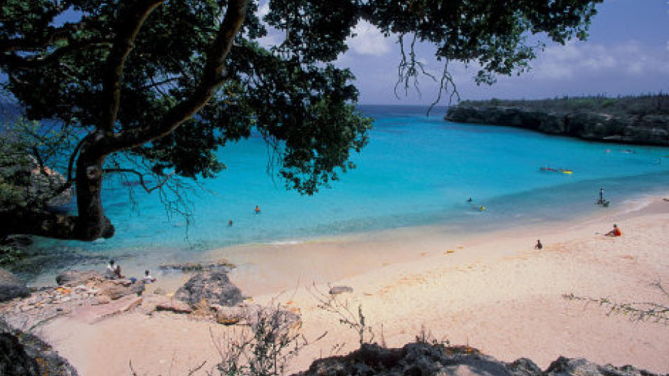 CHARTERNYHET:  Curacao (uttales kura'sao) er en liten karibisk �y i De nederlandske Antillene.  133 000 innbyggere og 444 kvadratkilomter.