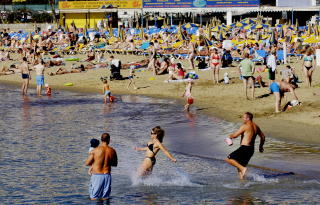FERIEFAVORITT NR 1:  Kanari�yene er fremdeles nordmenns feriefavoritt om vinteren. Her Puerto Ricostranda p� Gran Canaria. Foto. John Terje Pedersen