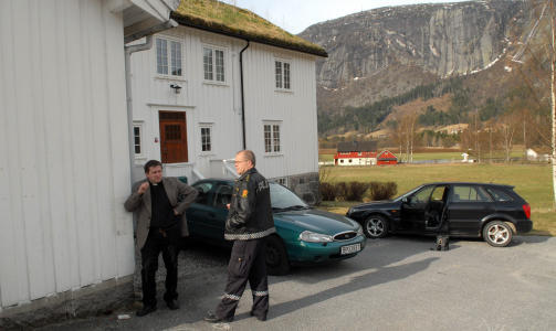 HER ER PRESTEN: Sokneprest Arne Skare skal ha blitt truet tre ganger i l�pet av et halvt �r. Her er han foran presteboligen sammen med en politibetjent fra Agder politidistrikt. Bildet er tatt samme dag som presten fant en kriv i bilen sin. Foto: Ole Birger Lien/Setesd�len.
