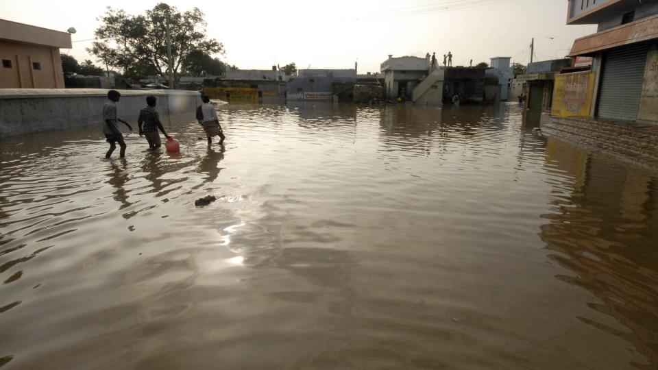 FLOM: Landsbyen Alampur er blant stedene som er rammet av flom. Foto: REUTERS / Krishnendu Halder / SCANPIX