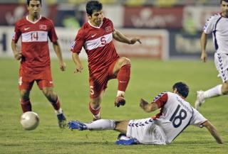 ENDTE I SAMME GRUPPE: Loddtrekningen f�rte til at fiendene Armenia og Tyrkia havnet i samme VM-kvalifiseringsgruppe. Tyrkia vant kampen 2-0 p� bortebane i Jerevan 6. september i fjor. N� m�tes de p� nytt. Foto: AP/Misha Japaridze