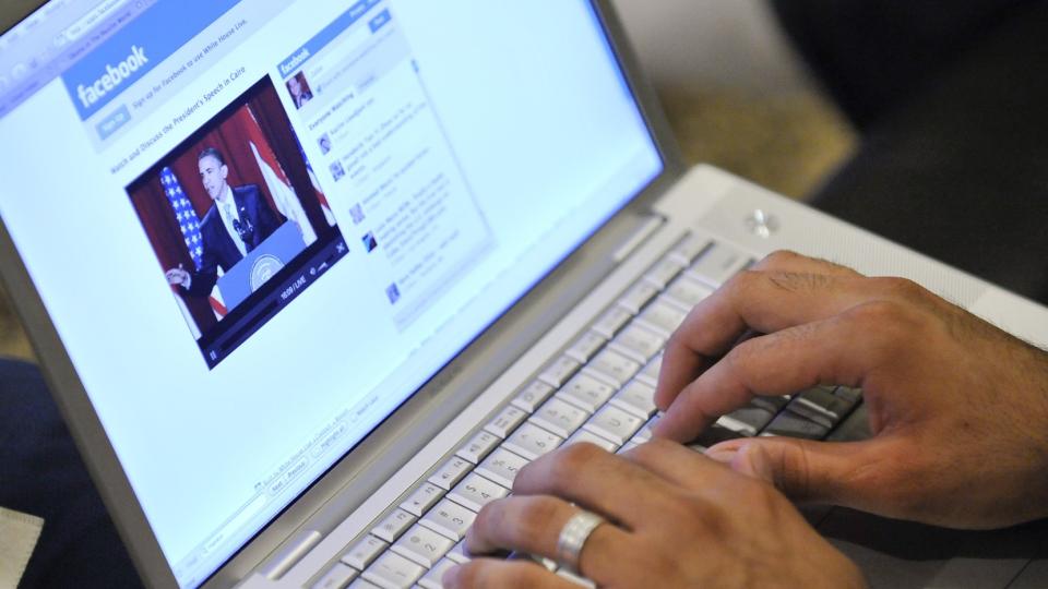 IKKE LOV FOR MANGE: Over halvparten av arbeidstakerne i USA har forbud mot � bruke Facebook p� jobb, viser en ny unders�kelse. Illustrasjonsfoto: AP/SCANPIX