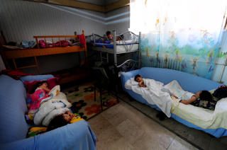 FLYKTET FRA ARMENIA: Disse armenske flyktningbarna sover p� en improvisert skole i Istanbul. De flyktet fra finanskrisen i hjemlandet sammen med familien og kom illegalt til Tyrkia. Om avtalen mellom de to landene blir virkelighet kan de kanskje leve mer normalt. Foto: AFP/MUSTAFA OZER