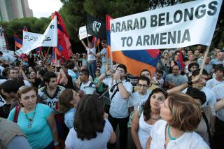 VIL HA TILBAKE ARARATFJELLET: Dette bildet viser armenere i demonstrasjonene mot avtalen med Tyrkia i Beirut. Foto: EPA/NABIL MOUNZER