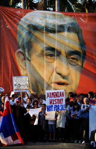 KALTE PRESIDENTEN EN BEDRAGER: Demonstranter i Beverly Hills, USA, demonstrerte da Armenias president kom p� bes�k. Foto: Kevork Djansezian/Getty Images/AFP