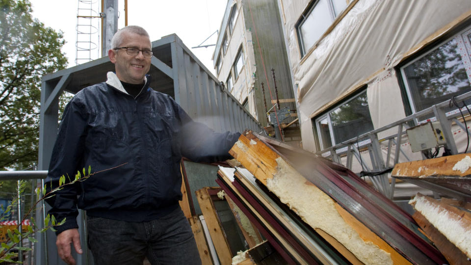 BYTTER UT: Styreleder Jon Sverre Berg i Tinnbo borettslag viser de gamle vinduene som n� er byttet ut med vinduer med lavenergistandard. Foto: TOR ERIK SCHR�DER